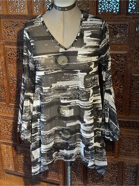 Dor Dor Abstract Black & White V-Neck Mesh Tunic Top